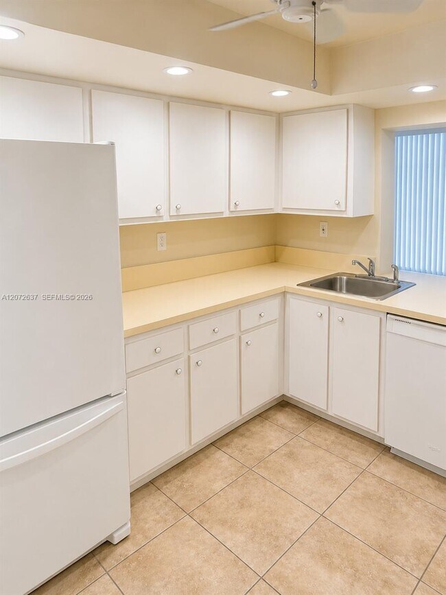 Building Photo - 600 Parkview Dr