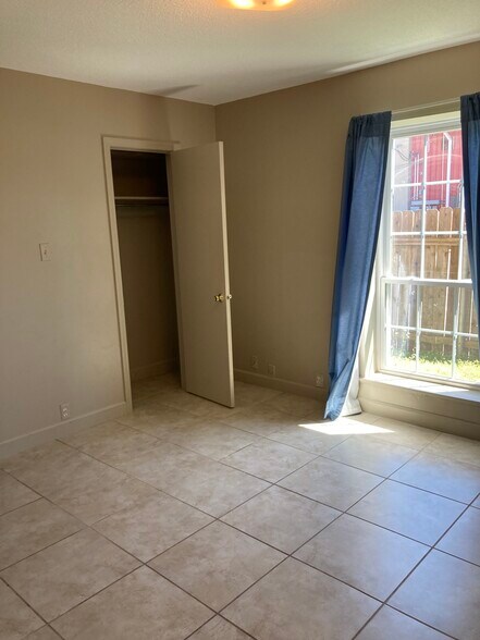 Sunny bedroom with window to your private garden - 3320 N Arnoult Rd