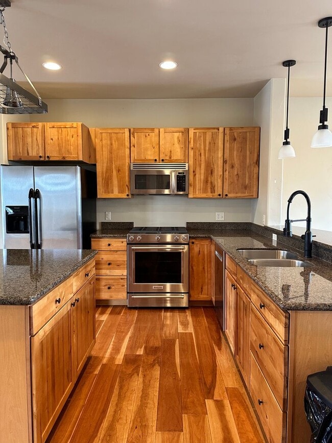 Building Photo - Large Beautiful Condo with Many Upgrades!!