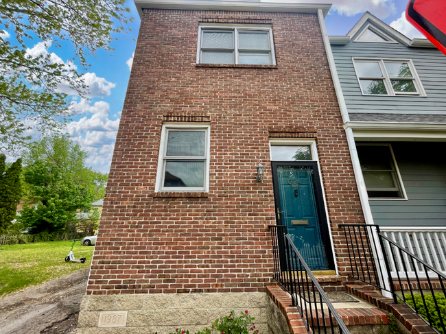Primary Photo - 624 E New York St