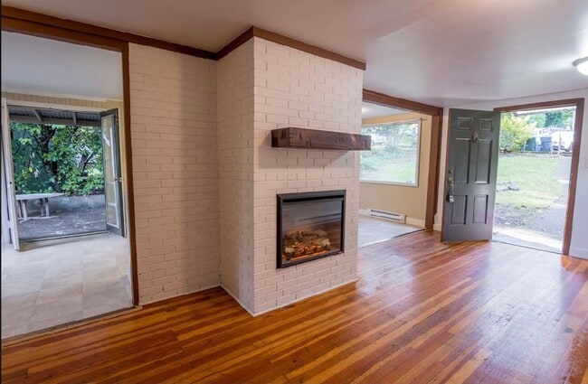 Building Photo - 3 bedroom 1 bathroom house close to Hendricks Park!