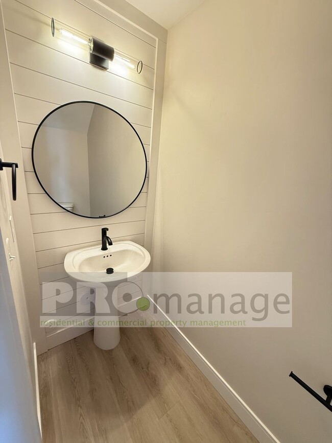 Building Photo - Beautiful 3 Bed / 2.5 Bath Townhome in Car...