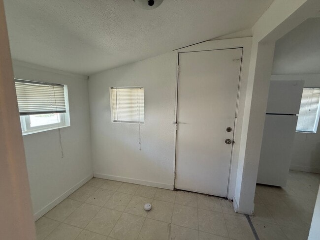 Building Photo - Now renting 1 bedroom cute home , to view ...