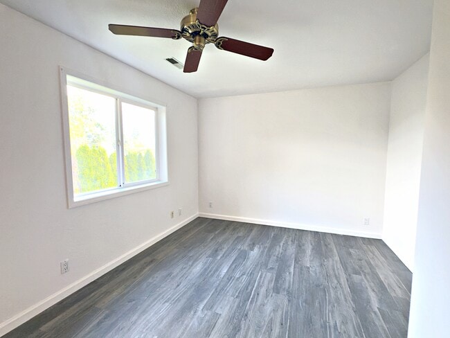 Building Photo - 6731 SE Fern Ave