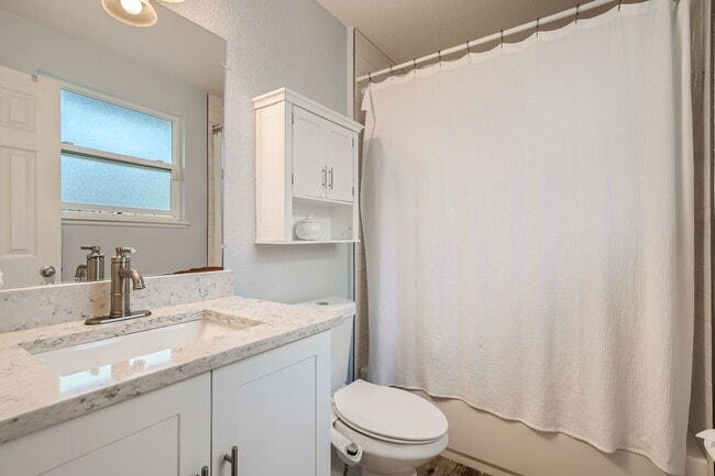 Building Photo - Beautiful 5 BDR Louisville Home/ Private Backyard