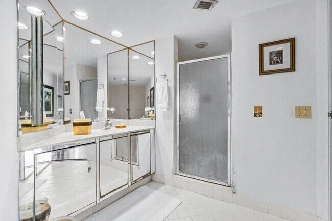 Building Photo - 1900 Consulate Pl