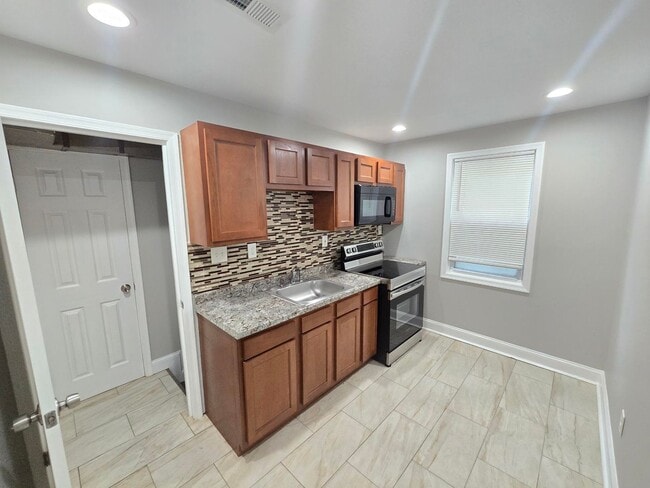 Building Photo - Beautiful 1 Bedroom w/ Den town home located in Dundalk.