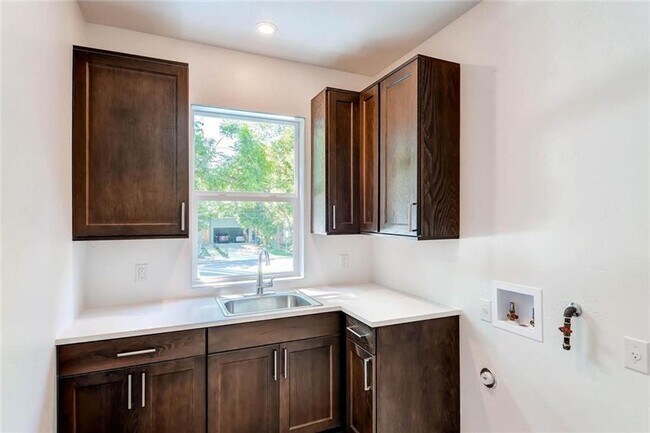 Building Photo - Luxurious 4-bedroom Townhome