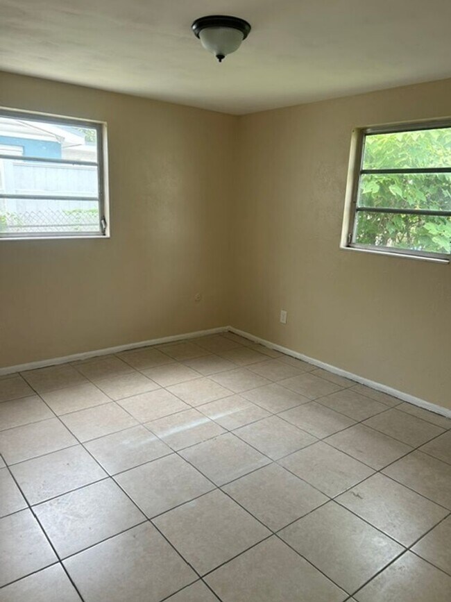 Building Photo - 2527 Cheval Dr