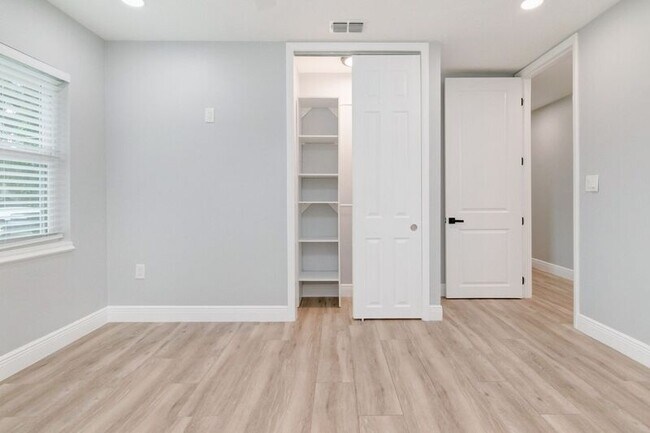 Building Photo - 2031 Temple Dr