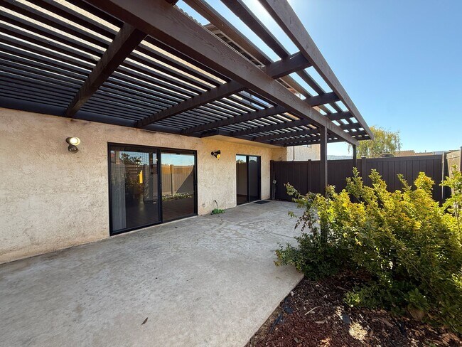 Building Photo - Beautiful Two Story Orcutt Town Home in th...
