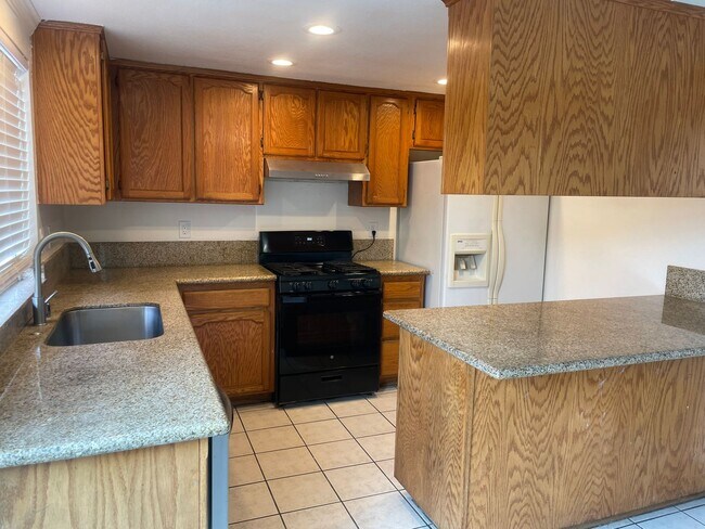 Building Photo - 3 Bedroom, 1.5 Bath Home in Parkway Neighborhood