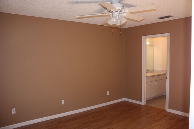 Building Photo - Unique 2/2/2 with Florida room with a/c