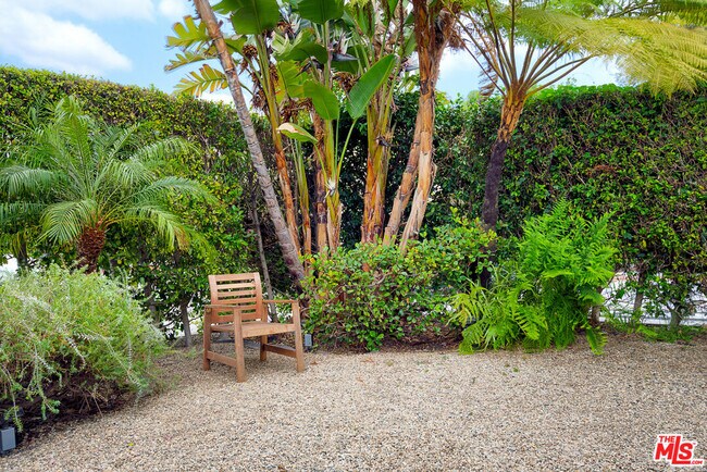 Building Photo - 858 N W Knoll Dr