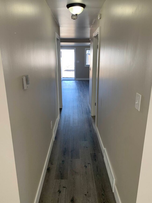 Building Photo - Updated 4 Bed Home with Large Yard