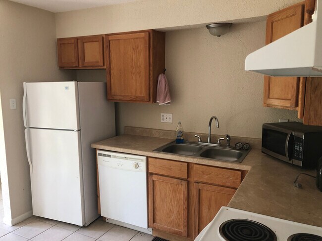Building Photo - College Station - 2 bedroom 1 bath Duplex