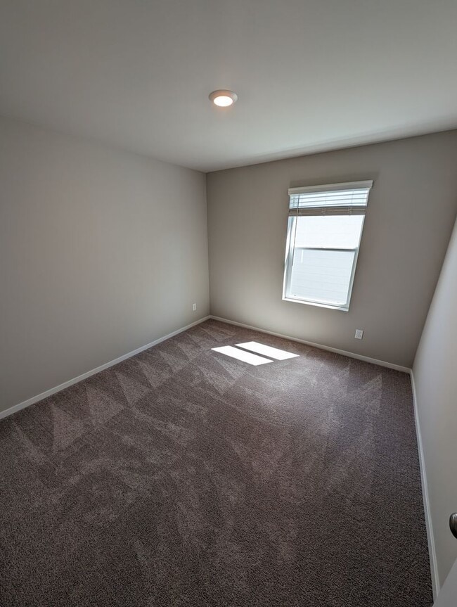 Building Photo - Newer 4 Bedroom in Stetson Heights. MOVE I...