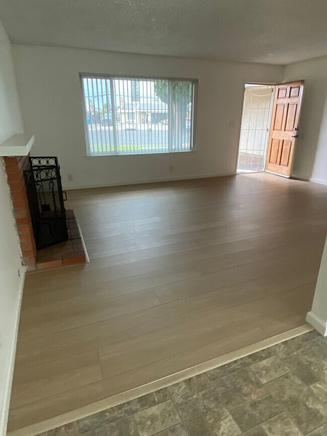 Building Photo - Available NOW - Cute 3 Bed 2 bath home in ...