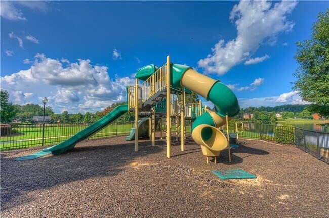 Building Photo - 1695 Montcliff Dr