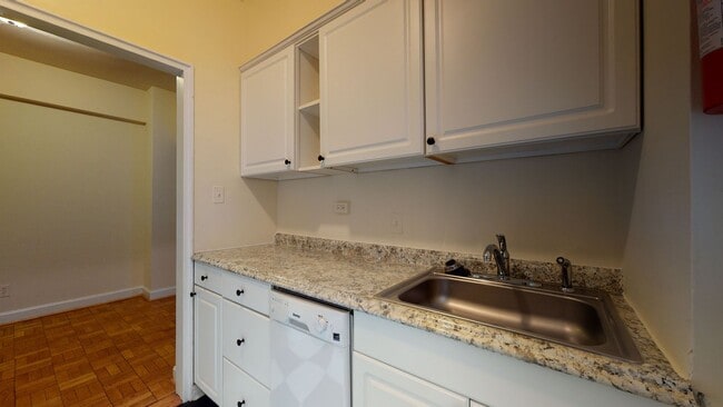 Building Photo - Foggy Bottom Efficiency W/Roofdeck & Garde...