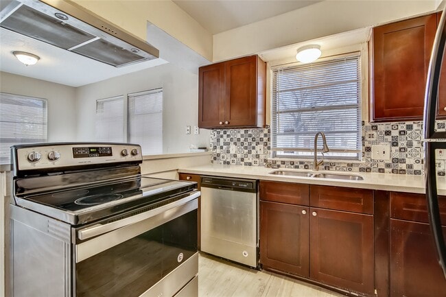 Building Photo - 10839 Sugar Hill Dr