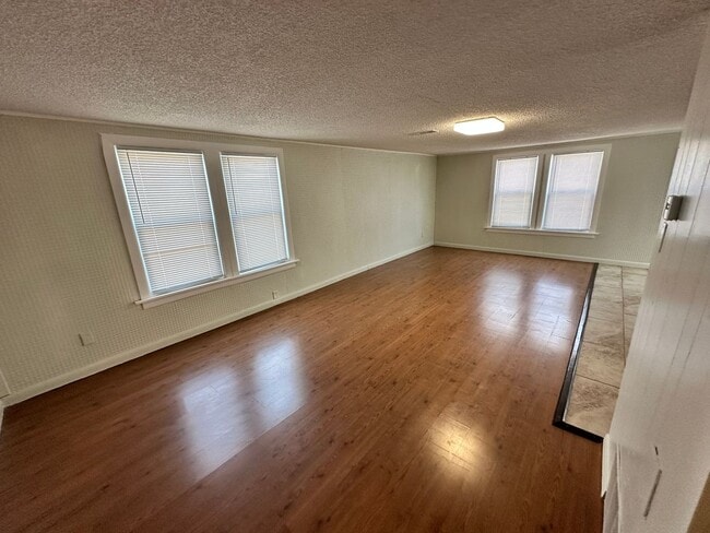 Building Photo - Newly Remodeled 4 Bed, 1 Bath Upstairs Unit in SW OKC! - Move in Deposit-Free! (If Qualified)