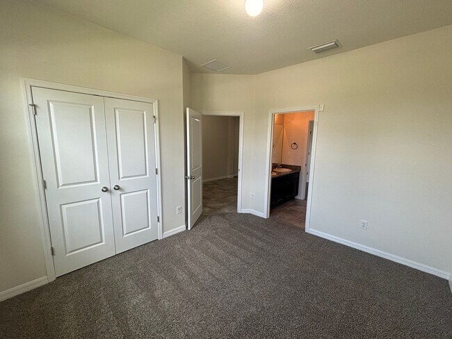 Building Photo - Spacious 4/2.5 Near 200