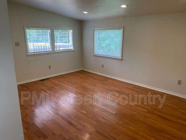 Building Photo - 5430 N Frankfort Pl