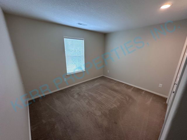 Building Photo - Charming Clackamas Retreat: Spacious 3-Bed...