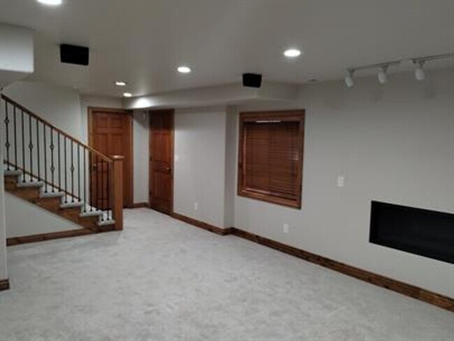 Building Photo - Spacious Cottonwood Heights Home with Vaulted Ceilings & Finished Basement