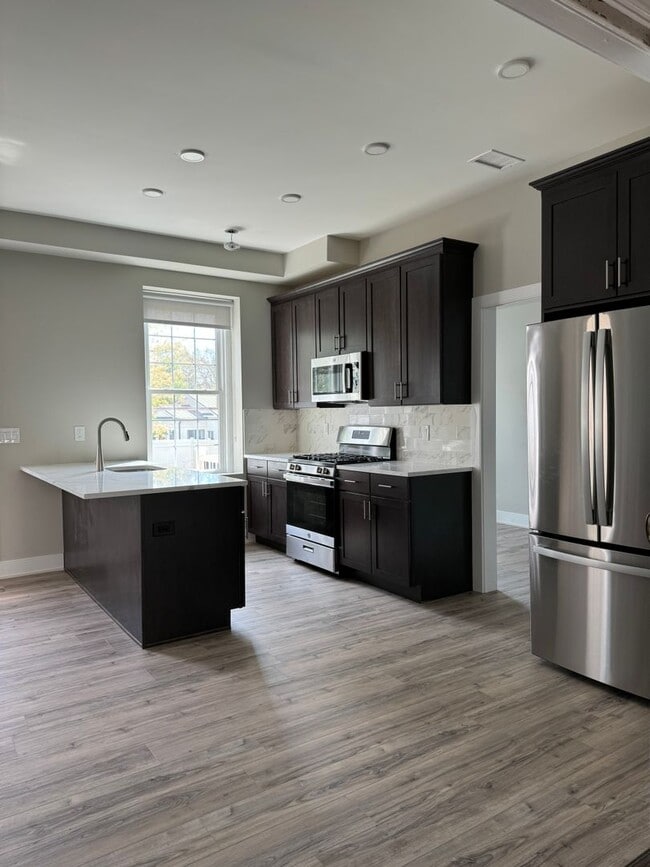 Building Photo - 2BR + Bonus Space in Downtown Somerville