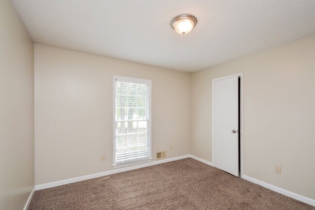 Building Photo - 15 Glenloch Point