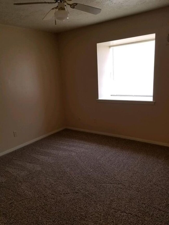 Building Photo - 2 Bed + 1 Bath - Spacious Townhome  close to Campus and Park