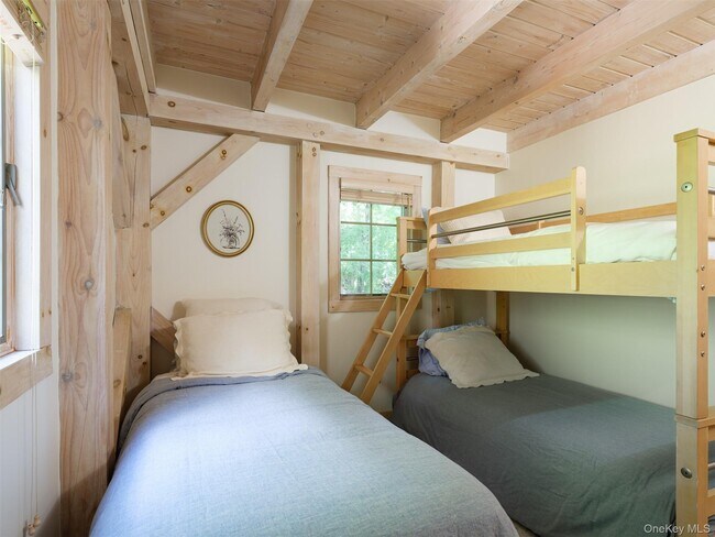 Building Photo - 121 Queechy Lake Dr