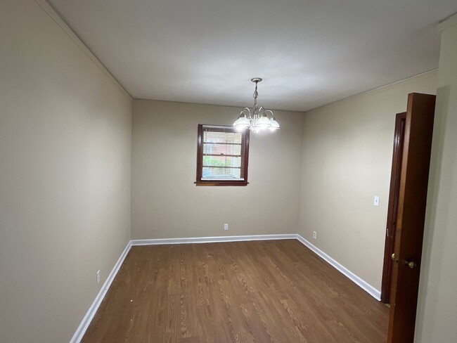 Building Photo - **ON HOLD**3 Bedroom / 1 Bathroom Home for...