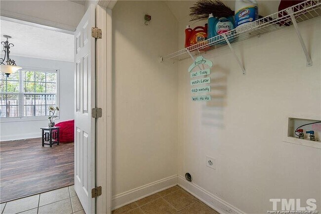 Building Photo - 1600 Silver Ridge Ct