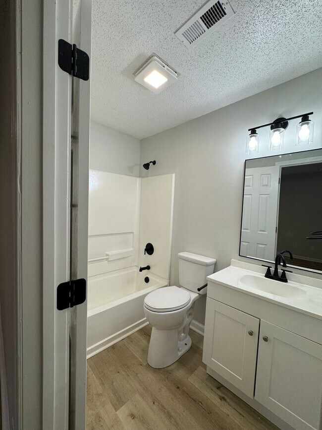 Building Photo - 3bed/2bath freshly renovated home!