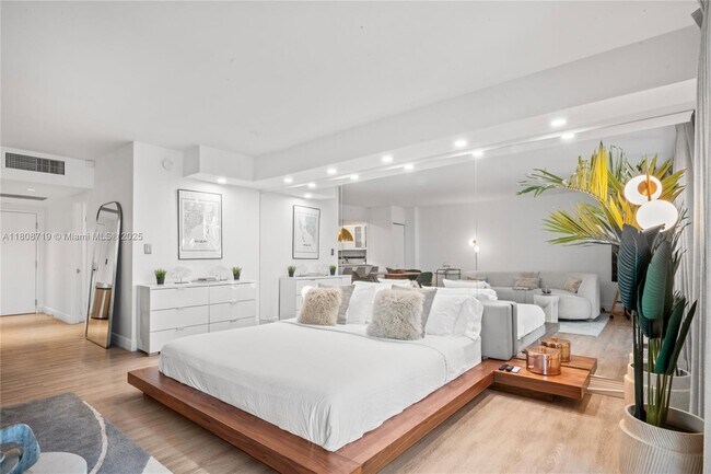 Building Photo - 2301 Collins Ave