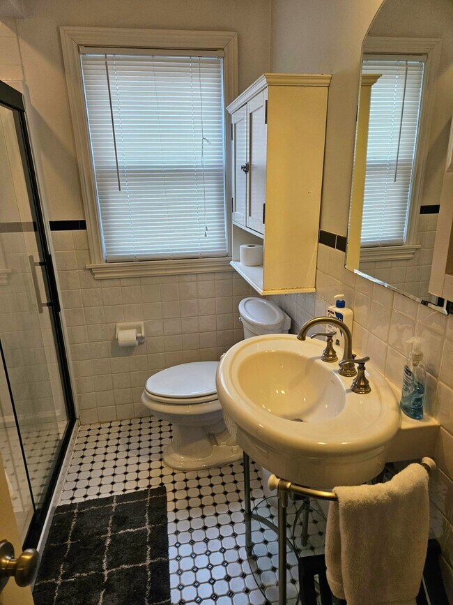 Building Photo - 1409 Gardenia Ave