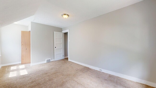 Building Photo - Clark / Fulton Area - 3 Bedrooms - 1 Bath - Single Family Home