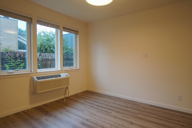 Building Photo - Spacious 2nd Floor 2-Bed in John's Landing...