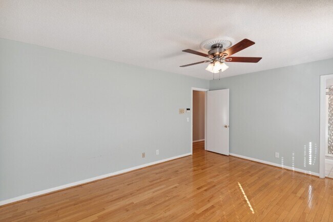 Building Photo - 220 Bartonwood Dr