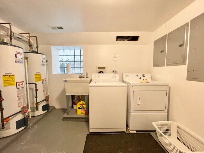Building Photo - 3448 N Damen Ave