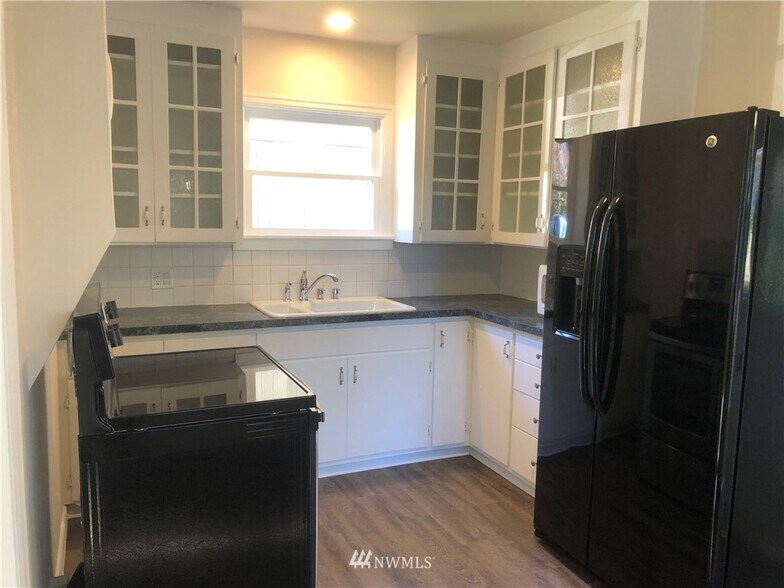 Building Photo - 3325 Lincoln Way