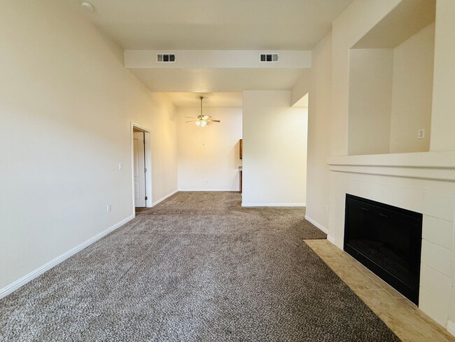 Building Photo - Beautifully Updated 3 bdrm, 2 bath condo a...