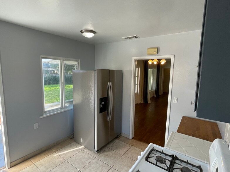 Kitchen - 2060 Crestlake Ave