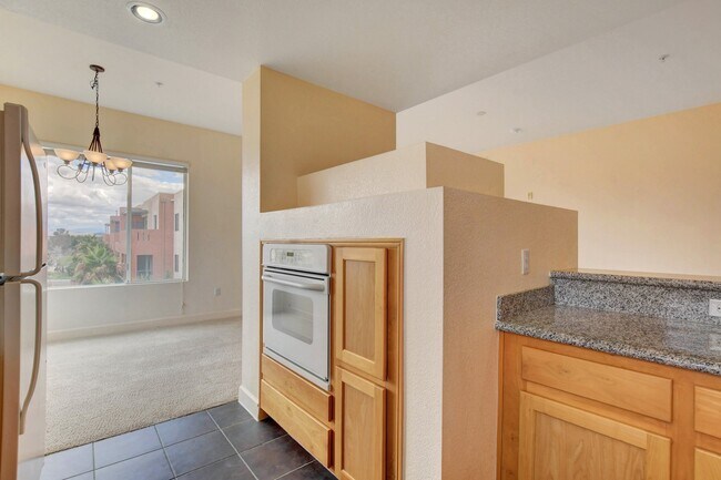 Building Photo - Beautiful top floor condo!