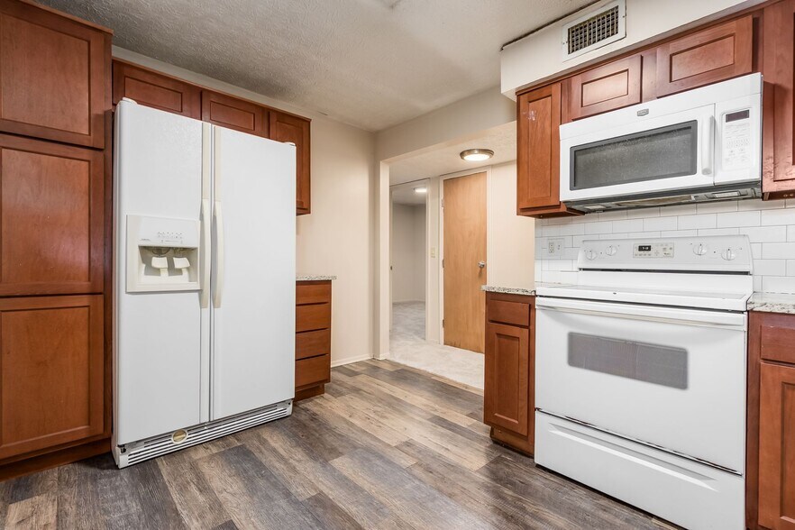 Primary Photo - 100 Chittenden Ave - Student Housing