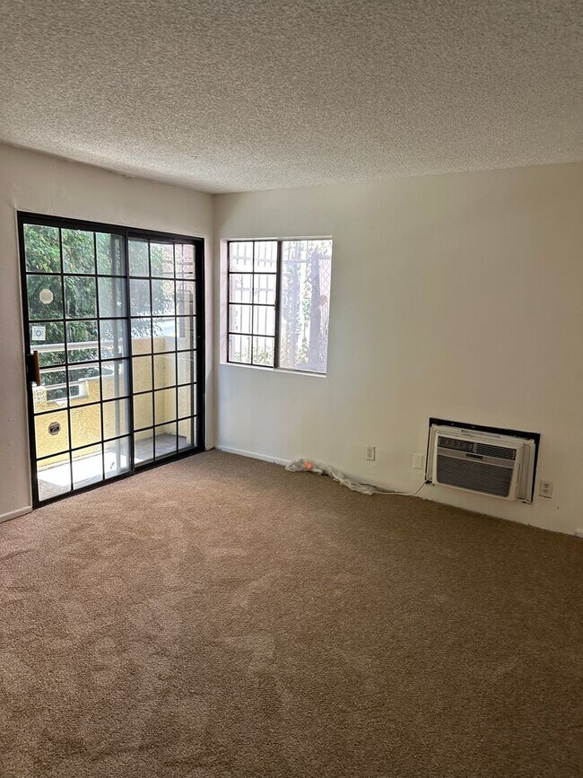 Building Photo - 2-Bedroom First-Floor Condo with Utilities Included in Los Angeles!