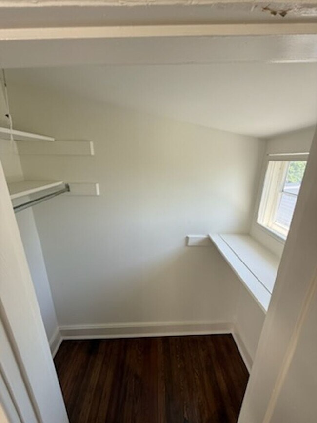 Building Photo - *DREAM LOCATION* 6BR Completely Renovated Duplex